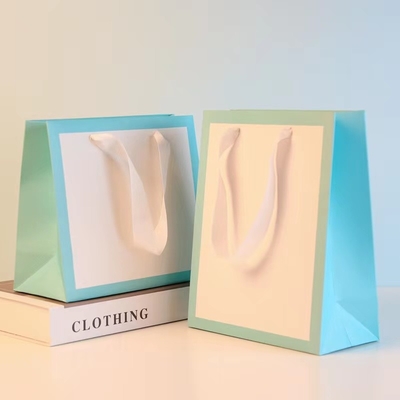 Składane Stand Up Ribbon Closure Torby papierowe Kraft Paper Bag Packaging na ubrania
